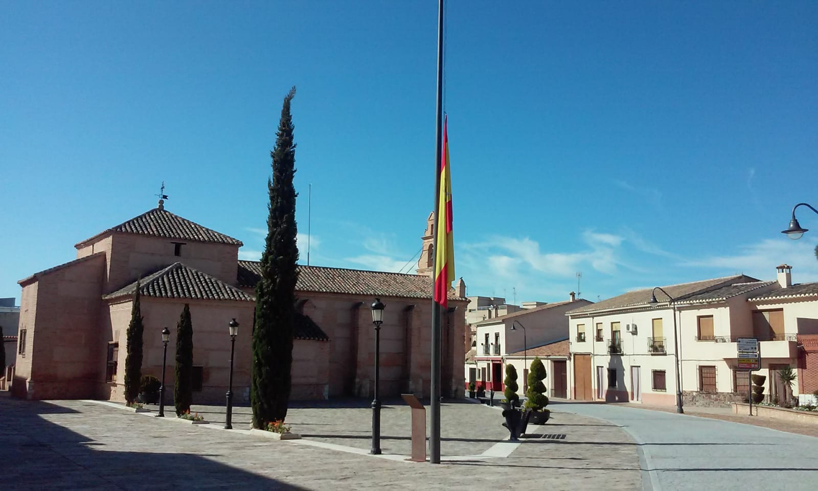 altozano media asta bandera
