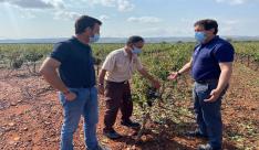 alcalde junto a concejal agricultura y guarda rural